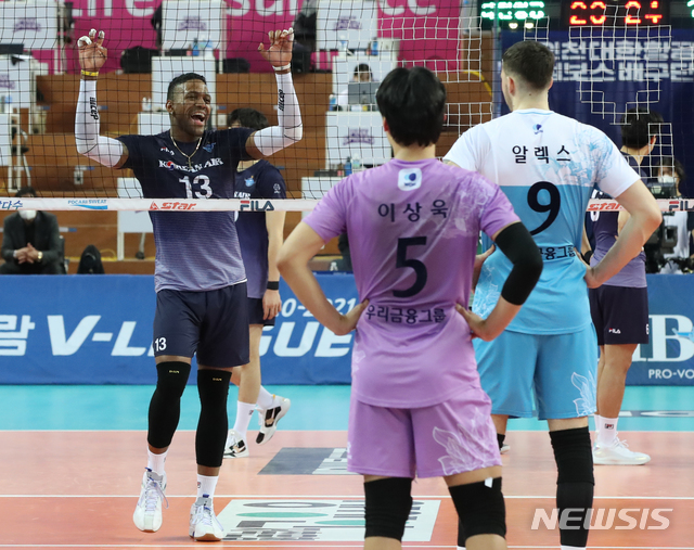 [인천=뉴시스]조수정 기자 = 11일 오후 인천 계양체육관에서 열린 프로배구 도드람 2020~2021 V리그 남자부 포스트시즌 챔피언결정전 1차전 대한항공 점보스와 우리카드 위비 경기, 대한항공 요스바니가 셧아웃으로 패한 뒤 승리한 우리카드 알렉스와 네트 사이로 대화 나누고 있다. 2021.04.11. chocrystal@newsis.com