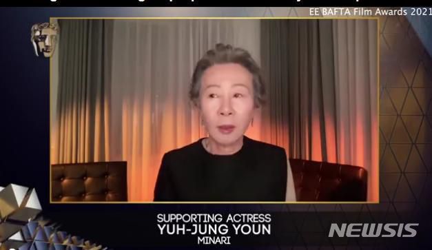 [서울=뉴시스] 배우 윤여정이 영국 아카데미 여우조연상을 수상한 뒤 수상 소감을 전하고 있다. (사진=BAFTA 유튜브 캡처) 2021.04.12 photo@newsis.com
