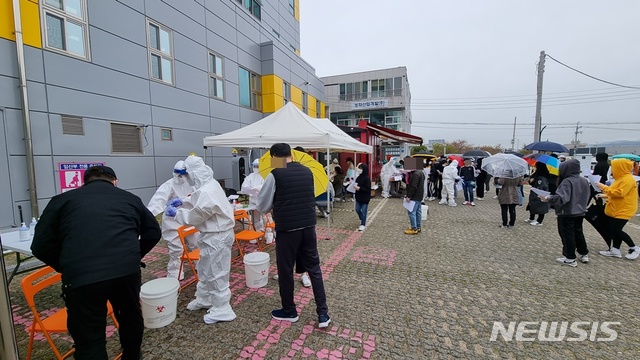 [울산=뉴시스] 구미현 기자 = 12일 울산 울주군보건소 선별진료소에 코로나19 검사를 받기 위해 시민들이 줄을 서 있다. 021.04.12. gorgeouskoo@newsis.com