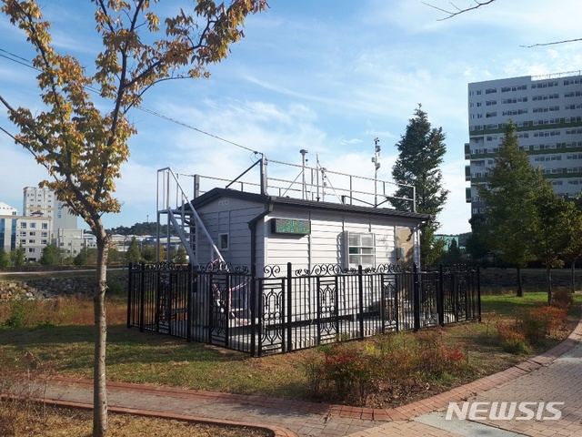 [창원=뉴시스] 경남 사천시 정촌면 대기오염측정소.(사진=경상남도보건환경연구원 제공)