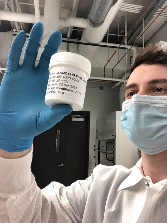 아토피 피부염 치료를 위해 생산된 연고제형 iCP-NI를 미국 효능평가시험기관 MLM에서 확인하고 있다.(사진=셀리버리 제공) *재판매 및 DB 금지