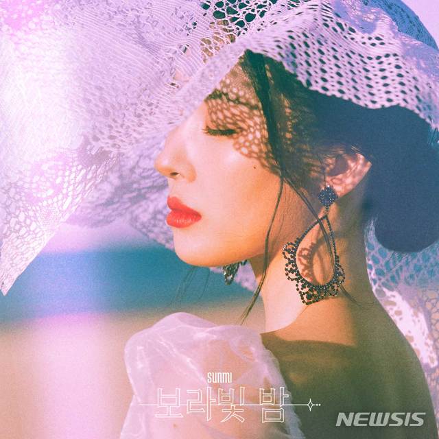 [서울=뉴시스]가수 선미가 29일 신곡 '보라빛 밤'으로 컴백한다. (사진=메이크어스엔터테인먼트 제공)