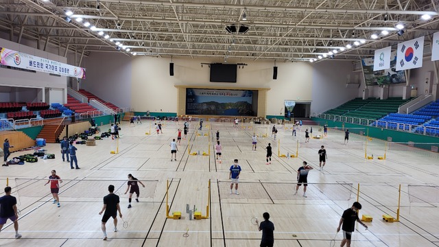 [광주=뉴시스]구길용 기자 = 전남 화순군은 12일 배드민턴 국가대표 선수단이 지난 7일부터 하니움문화스포츠센터에서 도쿄올림픽에 대비한 강화 훈련을 벌이고 있다고 밝혔다. (사진=화순군 제공). 2021.04.12. kykoo1@newsis.com *재판매 및 DB 금지