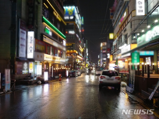 [수원=뉴시스] 안형철 기자= 유흥주점 집합금지 등 사회적거리두기 3주 연장조치가 적용된 첫 날인 12일 오후 8시께 경기 수원시 인계동의 유흥가. 일대는 정부 조치와 더불어 월요일, 비오는 날씨 등이 더해서 한산한 모습을 보였다. 2020.04.12. goahc@newsis.com