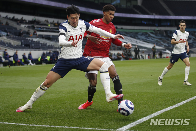 [런던=AP/뉴시스] 손흥민이 마커스 래시포드와 경합하고 있다. 2021.04.11. 