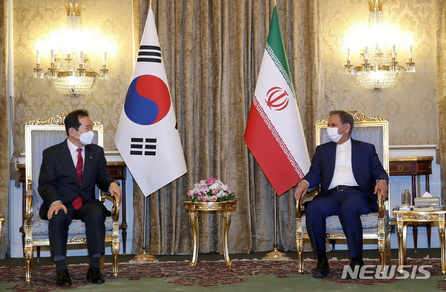 [테헤란=AP/뉴시스]이란을 방문한 정세균(왼쪽) 국무총리가 11일(현지시간) 이란 테헤란의 사드아바드 좀후리궁에서 에샤크 자한기리 수석부통령을 만나 얘기를 나누고 있다. 2021.04.12.