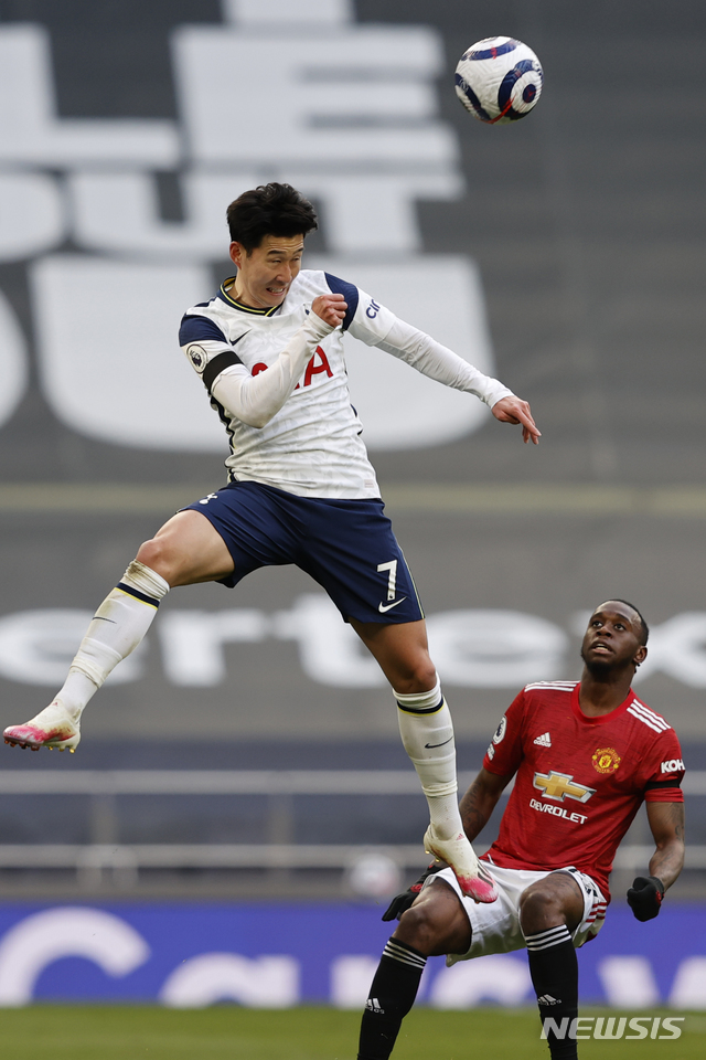 [런던=AP/뉴시스]손흥민이 11일(현지시간) 영국 런던의 토트넘 홋스퍼 스타디움에서 열린 맨체스터 유나이티드와의 2020-21 잉글랜드 프리미어리그 31라운드에 선발 출전해 공을 다투고 있다. 손흥민은 전반 40분 선제 공을 넣어 리그 14호 골로 개인 최다 골 동률을 기록했으나 팀은 1-3으로 역전패했다. 2021.04.12.