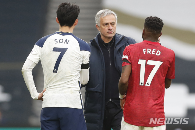[런던=AP/뉴시스] 맨유전 패배 후 손흥민과 조세 무리뉴 감독. 2021.04.11.