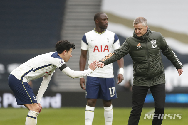[런던=AP/뉴시스] 맨체스터 유나이티드 올레 군나르 솔샤르 감독과 손흥민. 2021.04.11.