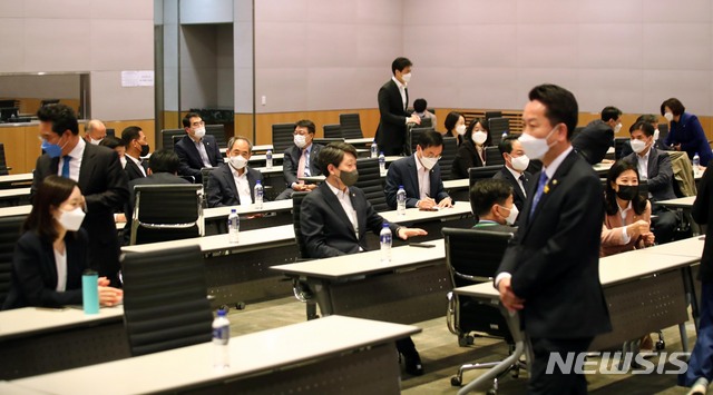 [서울=뉴시스]국회사진기자단 = 12일 오전 서울 여의도 전경련 컨퍼런스회관 다이아몬드 회의장에서 더불어민주당 고영인 의원이 주최한 초선 의원모임이 열리고 있다. 2021.04.12. photo@newsis.com