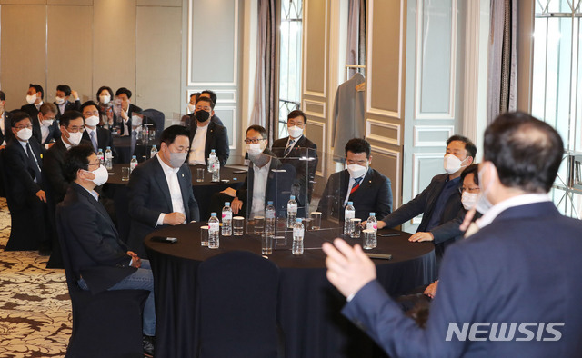 [서울=뉴시스]국회사진기자단 = 12일 오전 서울 여의도 켄싱턴호텔에서 열린 4.7 재보선참패후 더불어민주당의 쇄신 진로를 위한 재선의원간담회에서 좌장 역할을 맡은 김철민 의원의 발언을 참석 의원들이 경청하고 있다. 2021.04.12. photo@newsis.com