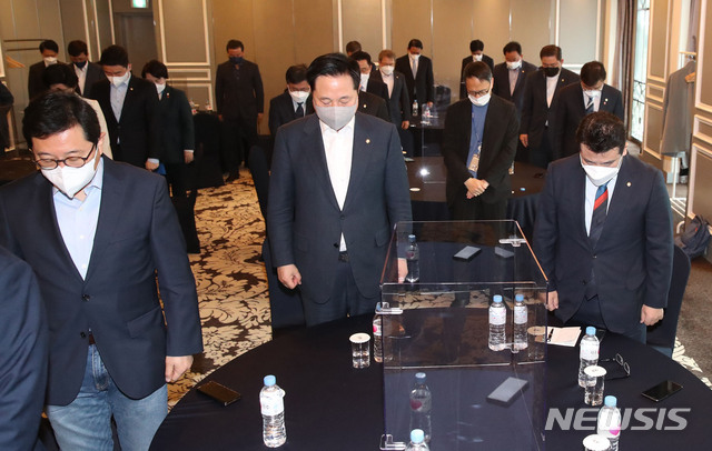 [서울=뉴시스]국회사진기자단 = 12일 오전 서울 여의도 켄싱턴호텔에서 열린 4.7 재보선참패후 더불어민주당의 쇄신 진로를 위한 재선의원간담회에서 김한정(왼쪽부터), 김두관, 박정 의원 등 재선의원들이 고(故) 김대중 노무현 대통령에 대한 묵념을 하고 있다. 2021.04.12. photo@newsis.com