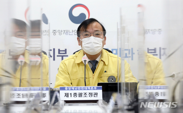 [세종=뉴시스]강종민 기자 = 강도태 중앙재난안전대책본부 1총괄조정관(보건복지부 2차관)이 12일 오전 정부세종청사에서 열린 코로나19 대응 중대본 회의에서 모두발언을 하고 있다. 2021.04.12.&nbsp; ppkjm@newsis.com