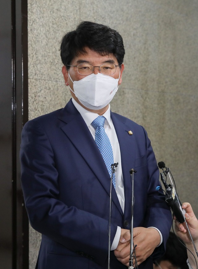 [서울=뉴시스]김진아 기자 = 박완주 더불어민주당 의원이 12일 오전 서울 여의도 국회에서 원내대표 경선 후보 등록을 마친 뒤 취재진의 질문에 답변하고 있다. (공동취재사진) 2021.04.12. photo@newsis.com