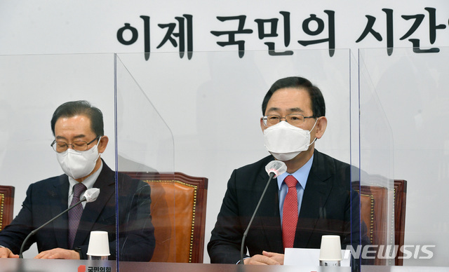 [서울=뉴시스]최동준 기자 = 국민의힘 주호영 당대표 직무대행이 12일 서울 여의도 국회에서 열린 비상대책위원회의에서 발언하고 있다. (공동취재사진) 2021.04.12. photo@newsis.com