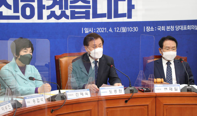 [서울=뉴시스]전진환 기자 = 도종환 더불어민주당 비상대책위원장이 12일 오전 서울 여의도 국회 당 대표 회의실에서 열린 임시전국대의원대회준비위원회 1차회의에서 발언을 하고 있다. (공동취재사진) 2021.04.12. photo@newsis.com