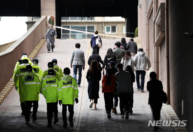 [남양주=뉴시스]홍효식 기자 = 경찰과 소방당국, 국립과학수사연구원 등 정부합동감식이 진행된 12일 오전 경기 남양주시 다산동 주상복합건물 화재현장에서 주민을 비롯한 경찰 등 관계자들이 들어가고 있다. 2021.04.12. yesphoto@newsis.com