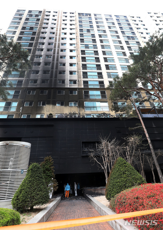 [남양주=뉴시스]홍효식 기자 = 경찰과 소방당국, 국립과학수사연구원 등이 12일 오전 경기 남양주시 다산동 주상복합건물 화재현장에서 정부합동감식을 하고 있다. 2021.04.12. yesphoto@newsis.com