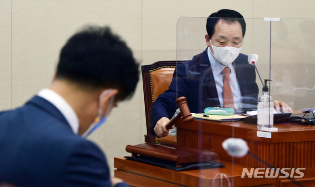 [서울=뉴시스]김진아 기자 = 성일종 소위원장이 12일 서울 여의도 국회에서 열린 정무위원회 법안심사제2소위원회에서 의사봉을 두드리고 있다. (공동취재사진) 2021.04.12. photo@newsis.com