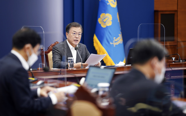 [서울=뉴시스]추상철 기자 = 문재인 대통령이 12일 오후 청와대 여민관에서 열린 '코로나19 대응 특별방역 점검회의'에 참석해 발언하고 있다. 2021.04.12. scchoo@newsis.com 