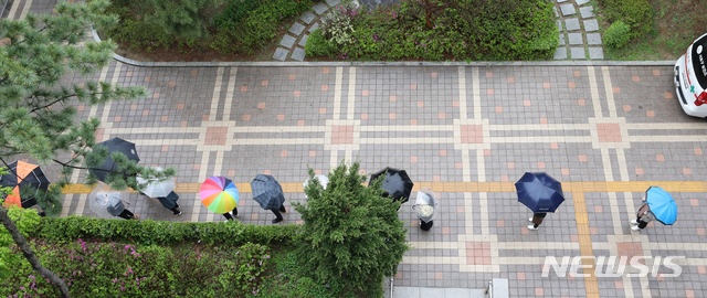 [서울=뉴시스] 고범준 기자 = 코로나19 신규 확진자가 587명으로 집계된 12일 오후 서울 서초구 서초보건소에 마련된 코로나19 선별진료소에서 시민들이 검사를 받기 위해 줄 서 있다. 2021.04.12. bjko@newsis.com