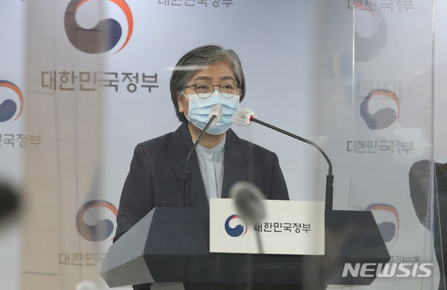 [서울=뉴시스]김명원 기자 = 정은경 중앙방역대책본부 본부장(질병관리청장)이 12일 서울 종로구 정부서울청사 합동브리핑실에서 열린 코로나19 유행을 안정적으로 관리할 특단의 대책을 발표를 위해 이동하고 있다. 12일 0시 기준 국내 발생 코로나19 신규 확진자 수는 560명으로, 최근 일주일간 일평균 확진자 수는 606.6명을 기록했다. 2021.04.12. kmx1105@newsis.com