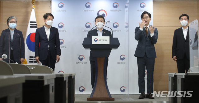 [서울=뉴시스]김명원 기자 = 권덕철 중앙재난안전대책본부(중대본) 1차장(보건복지부 장관)이 12일 서울 종로구 정부서울청사 합동브리핑실에서 코로나19 유행을 안정적으로 관리할 특단의 대책을 발표하고 있다. 12일 0시 기준 국내 발생 코로나19 신규 확진자 수는 560명으로, 최근 일주일간 일평균 확진자 수는 606.6명을 기록했다. 2021.04.12. kmx1105@newsis.com