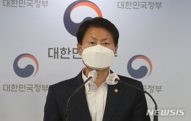 [서울=뉴시스]김명원 기자 = 김강립 식품의약품안전처장이 12일 서울 종로구 정부서울청사 합동브리핑실에서 코로나19 유행을 안정적으로 관리할 특단의 대책을 발표하고 있다. 12일 0시 기준 국내 발생 코로나19 신규 확진자 수는 560명으로, 최근 일주일간 일평균 확진자 수는 606.6명을 기록했다. 2021.04.12. kmx1105@newsis.com