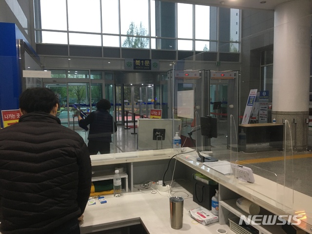 [대전=뉴시스]조명휘 기자 = 청원경찰 코로나19 확진자가 발생한 대전시청 본청 로비에서 13일 오전 대전시 공무원이 청원경찰을 대신해 출입문을 관리하고 있다. 2021.04.13. joemedia@newsis.com