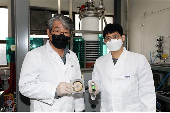 [대전=뉴시스] 원자력연구원 박환서(왼쪽) 고방사성폐기물처리연구실장과 이기락 선임연구원이 탄화붕소 중성자흡수체 시제품을 들고 있다. *재판매 및 DB 금지