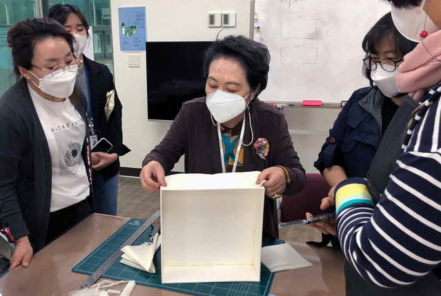 [전주=뉴시스]윤난슬 기자 = 한국전통문화전당은 '2021 한국공예 장인학교'가 전날 개강식을 시작으로 본격적으로 운영된다고 13일 밝혔다.(사진=전당 제공) *재판매 및 DB 금지