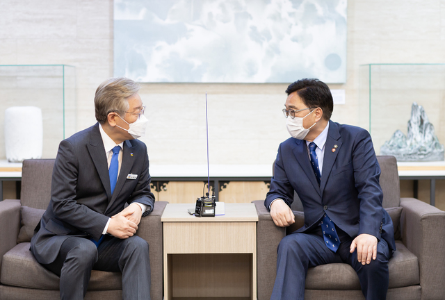 이재명 경기도지사가 13일 더불어민주당 당대표 후보 우원식 의원을 접견했다. *재판매 및 DB 금지