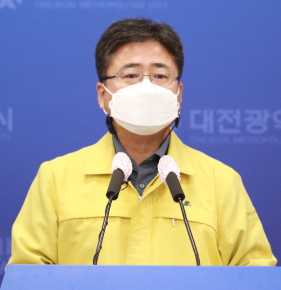 [대전=뉴시스] 임재진 대전시 자치분권국장이 13일 시청 기자회견장에서 청사내 코로나19 확진자 발생내용을 설명하고 있다.&nbsp;&nbsp; *재판매 및 DB 금지