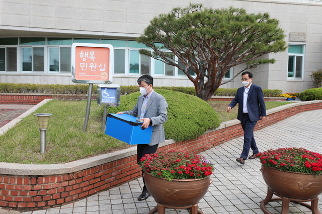 [광양=뉴시스]김석훈 기자 = 정현복 전남 광양시장의 부동산 투기 의혹및 친인척 채용의혹과 관련해 13일 광양시청 시장 집무실·도로과·총무과에서 압수수색을 벌인 전남경찰청 반부패 경제범죄수사2대 소속 수사관들이 압수물품을 들고 나오고 있다. (사진=독자 제공) 2021.04.13. photo@newsis.com&nbsp; *재판매 및 DB 금지