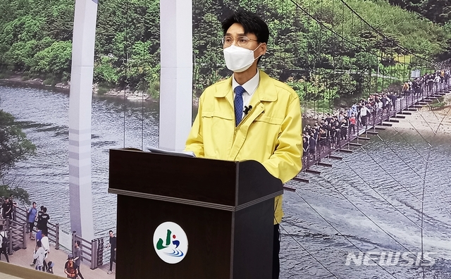 [괴산=뉴시스]강신욱 기자 = 최낙현 충북 괴산부군수가 13일 군청 브리핑실에서 코로나19 집단 감염과 관련해 군민의 적극적인 협조를 요청하고 있다. 2021.04.13. ksw64@newsis.com 