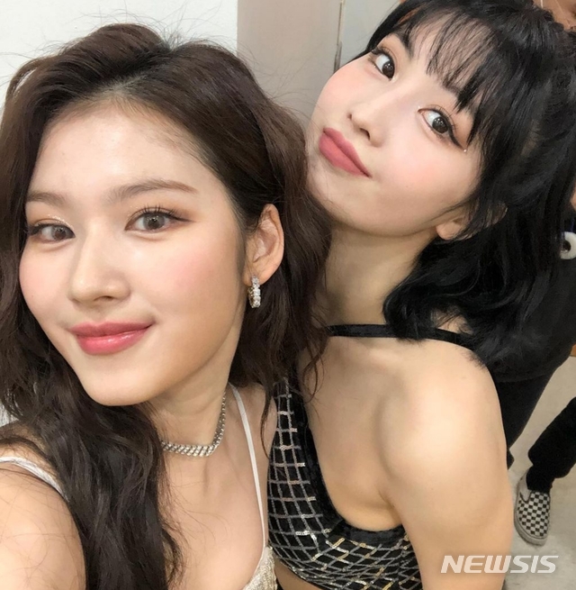 [서울=뉴시스] 트와이스 모모 사나 입사 9주년 자축. 사진 = 트와이스 공식 인스타그램 캡처. 2021.4.13. photo@newsis.com