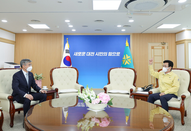 [대전=뉴시스]조명휘 기자 = 허태정(오른쪽) 대전시장이 13일 오후 시청을 방문한 박광석 기상청장과 만나 기상청의 원만한 대전 이전에 대해 의견을 나누고 있다. 기상청의 대전 이전은 지난 2월 9일 국무회의에서 공식화된 바 있다. (사진= 대전시 제공) 2021.04.13. photo@newsis.com *재판매 및 DB 금지