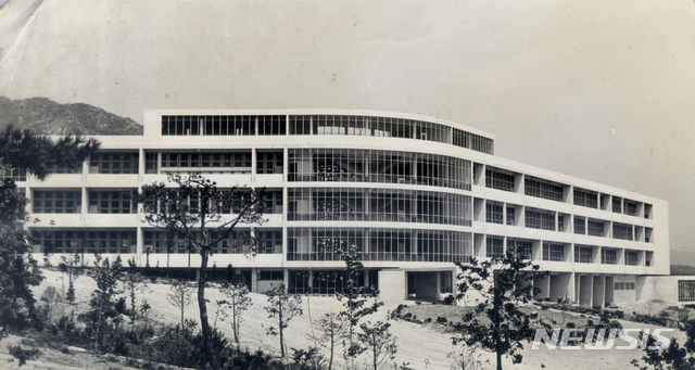 김중업이 설계한 부산대학교 본관 전경.