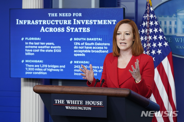 [워싱턴=AP/뉴시스]12일(현지시간) 젠 사키 백악관 대변인이 언론 브리핑을 가지며 제스처를 취하고 있다. 2021.04.13. 