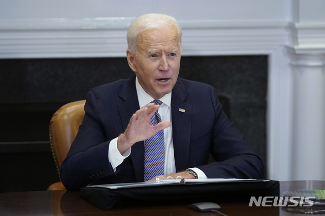[워싱턴=AP/뉴시스]지난 4월12일 조 바이든 미국 대통령이 워싱턴 백악관 루즈벨트 룸에서 열린 반도체 공급망 관련 회의에 참석해 발언하고 있다. 2021.11.08.