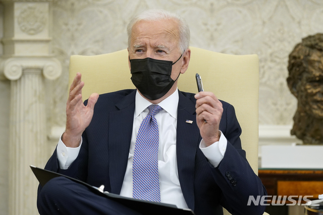 [워싱턴=AP/뉴시스]12일(현지시간) 미국 워싱턴 백악관 루즈벨트룸에서 열린 반도체 공급망 복원에 관한 최고경영자(CEO) 화상 회의에 참석해 연설하고 있다. 바이든 대통령은 삼성전자 등이 참석한 이번 회의에서 "우리는 어제의 인프라를 수리하는 게 아닌 오늘날의 인프라를 구축해야 할 필요가 있다"라고 말했다. 2021.04.13.