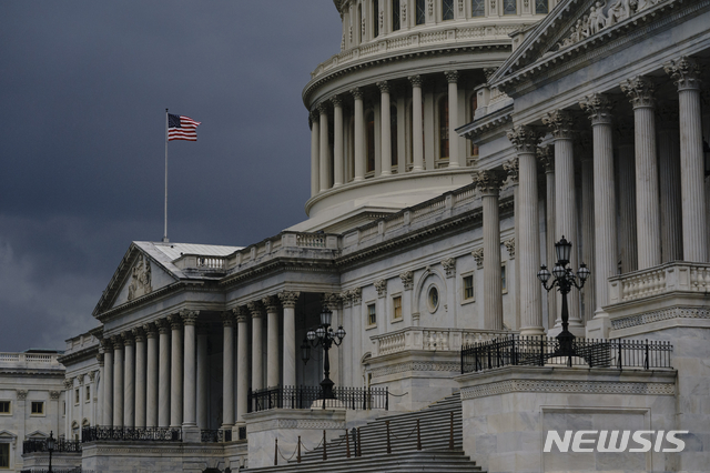 [워싱턴=AP/뉴시스]2020년 8월3일 워싱턴 미 국회의사당 상공이 먹구름으로 뒤덮인 가운데 폭우가 쏟아지고 있다. 코로나19 위기 극복을 위한 추가 경제 지원으로 2020/2021 회계연도 상반기 미 재정적자가 1조7000억 달러(1913조3500억원)로 최고 기록을 또다시 경신했다. 이는 종전 최고 기록의 두 배에 달하는 것이다. 2021.4.13 