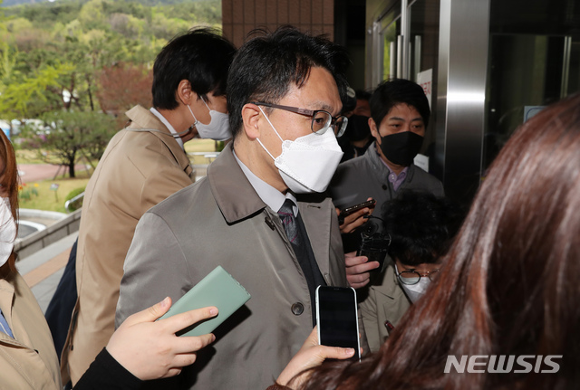 [과천=뉴시스]고승민 기자 = 김진욱 고위공직자범죄수사처장이 13일 과천정부청사 공수처로 출근하며 취재진의 질문을 받고 있다. 2021.04.13. kkssmm99@newsis.com
