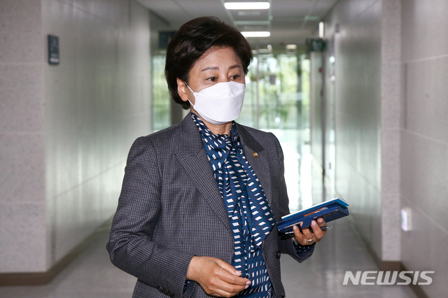 [서울=뉴시스]전진환 기자 = 남인순 더불어민주당 의원이 지난해 4월13일 국회 의원회관에서 열린 4·7 재·보궐 참패 후 당의 쇄신 방향을 논의하는 3선 의원 모임에 참석하고 있다.&nbsp; (공동취재사진) 2021.04.13. photo@newsis.com