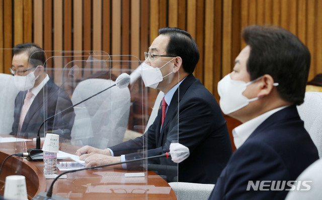 [서울=뉴시스]김진아 기자 = 주호영 국민의힘 당대표 권한대행이 13일 오전 서울 여의도 국회에서 열린 원내대책회의에서 발언하고 있다. 2021.04.13. bluesoda@newsis.com