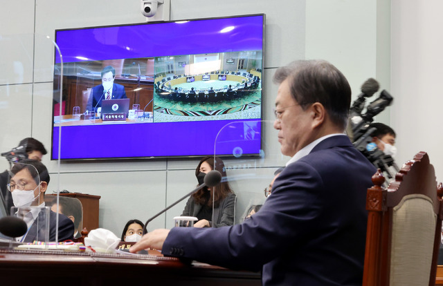 [서울=뉴시스]추상철 기자 = 문재인 대통령이 13일 오전 청와대에서 열린 제16회 국무회의에 참석해 화상으로 참석한 오세훈 서울시장과 인사를 하고 있다. 2021.04.13. scchoo@newsis.com