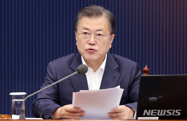[서울=뉴시스]추상철 기자 = 문재인 대통령이 13일 오전 청와대에서 열린 제16회 국무회의에 참석해 발언하고 있다. 2021.04.13. scchoo@newsis.com