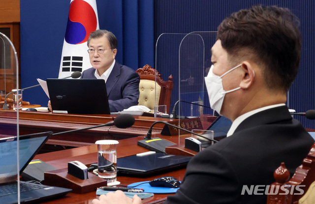 [서울=뉴시스]추상철 기자 = 문재인 대통령이 13일 오전 청와대에서 열린 제16회 국무회의에 참석해 발언하고 있다. 오른쪽은 최재성 정무수석. 2021.04.13. scchoo@newsis.com