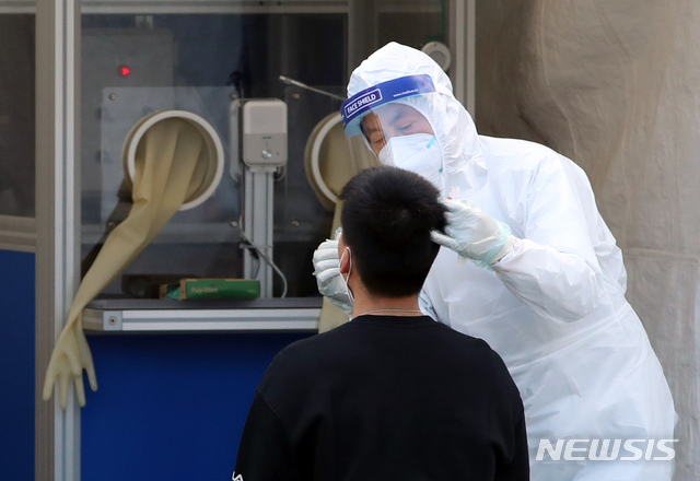 [서울=뉴시스]고승민 기자 = 0시 기준 국내 코로나19 신규 확진자 수가 542명으로 집계돼 이틀 연속 5백명대를 기록한 13일 서울 고속버스터미널역 1번출구 임시선별검사소를 찾은 시민이 검사를 받고 있다. 2021.04.13. kkssmm99@newsis.com