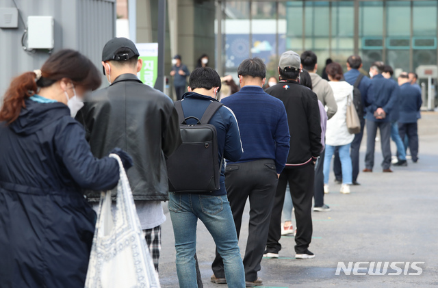 [서울=뉴시스]고승민 기자 = 0시 기준 국내 코로나19 신규 확진자 수가 542명으로 집계돼 이틀 연속 5백명대를 기록한 13일 서울 고속버스터미널역 1번출구 임시선별검사소를 찾은 시민이 검사를 받기 위해 줄서고 있다. 2021.04.13. kkssmm99@newsis.com